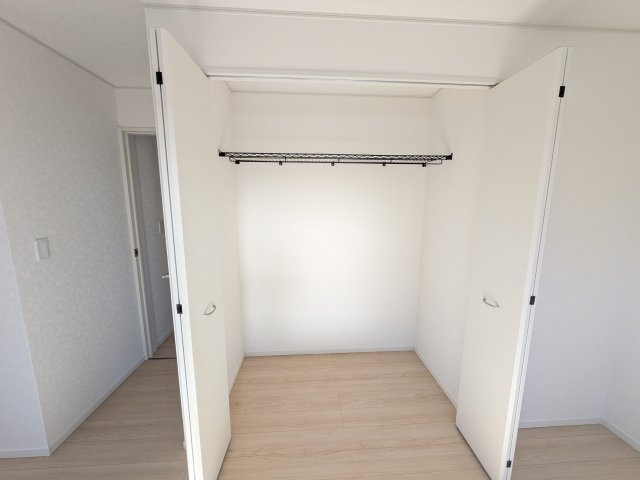 下妻市加養　第1　新築戸建ての収納|大容量のクローゼットを完備。衣類から季節家電までスッキリ片付き、空間を有効活用できます。