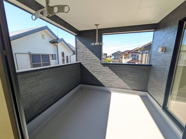 下妻市加養　第1　新築戸建てのバルコニー|人気のインナーバルコニー。室内と一体感があり、雨の日のお子様の遊び場や、ペットの安全な外気浴スペースにも最適です♪