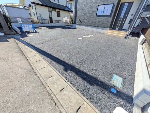 下妻市加養　第1　新築戸建ての駐車場|駐車5台可能で、出し入れしやすいゆとりのカースペース。
月々の駐車場代が不要な点も大きな魅力です。