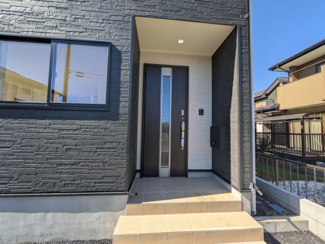 下妻市加養　第1　新築戸建ての玄関|玄関ドアはカードキーで開閉も楽々♪
スマホでの開錠と施錠も可能です！
玄関上部には人感センサー付きのダウンライトがあるので、夜間の帰宅時に自動で点灯してくれます♪
防犯対策面にも一役買ってくれます！