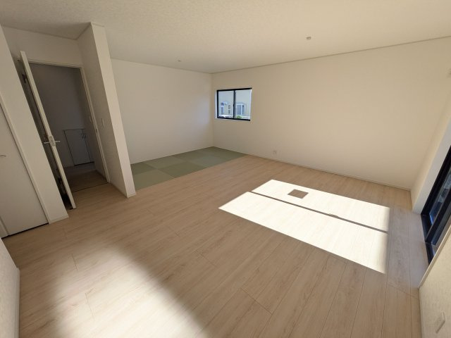 下妻市加養　第1　新築戸建ての居間・リビング|家族の会話が自然と弾む、広々としたゆとりのLDK。南西向きの窓からたっぷりの光が射し込む明るく快適な空間です。