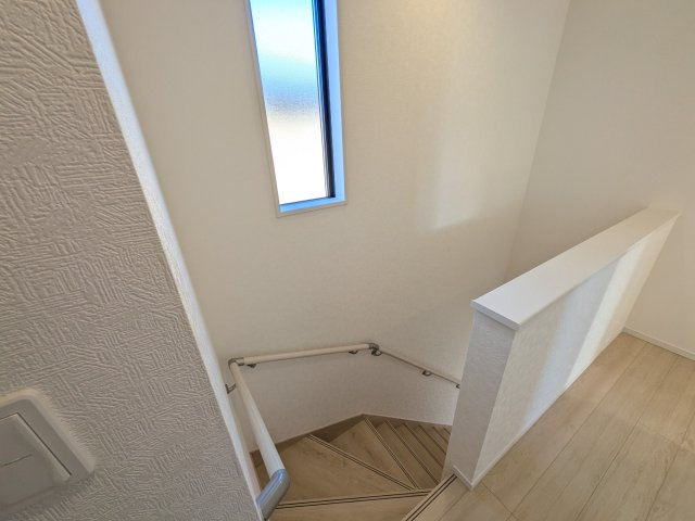 下妻市加養　第1　新築戸建ての内装|窓付きで明るい階段は、手すり付きでお子様からご年配の方まで安心して上り下りができます♪
