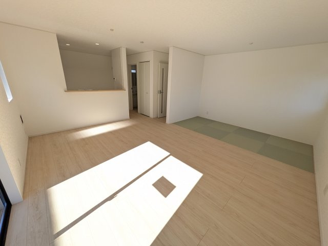 下妻市加養　第1　新築戸建ての居間・リビング|居心地の良いデザインと機能性を両立。ご友人を招いたり、趣味を楽しんだり、様々なシーンで活躍する団らんの中心地です。
