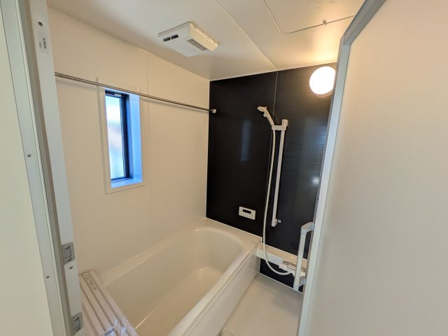 下妻市加養　第1　新築戸建ての浴室|1坪タイプのゆったりとしたバスルームは浴室暖房換気乾燥機付きで、どんな季節でも快適なバスタイムを満喫出来ます♪ 窓付きで明るく開放的なところも良いですね！