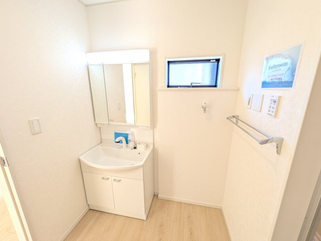 下妻市加養　第1　新築戸建ての独立洗面台|三面鏡の洗面化粧台はミラー扉の内側がすべて収納スペースになっており、収納力も魅力的です♪
ボックスティッシュも収納可能で、可変トレイは収納物に応じて高さ調整ができます！
取り外して洗えるので清潔です♪