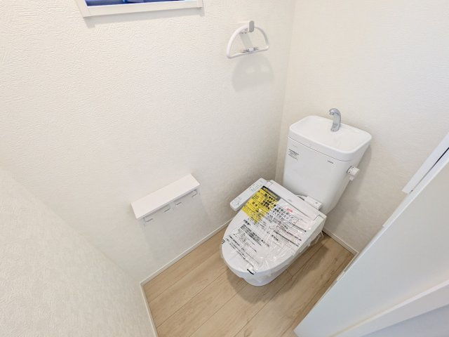 下妻市加養　第1　新築戸建てのトイレ|少ない水でもパワフルに洗浄する節水設計。清潔さと機能性を両立させた、毎日気持ち良く使えるトイレ空間です。