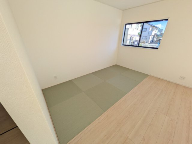 下妻市加養　第1　新築戸建ての和室|琉球畳の畳オーナーは陽当たりも良く、落ち着ける空間です♪
リビングとの続き間になっているので、お子様の遊ぶスペースやお昼寝などにも使えます！