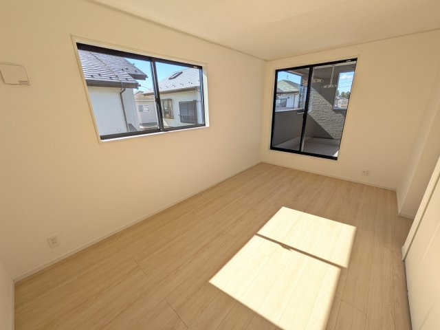 下妻市加養　第1　新築戸建ての洋室|バルコニーに面した明るい２面採光で、毎朝爽やかな光を感じられます。