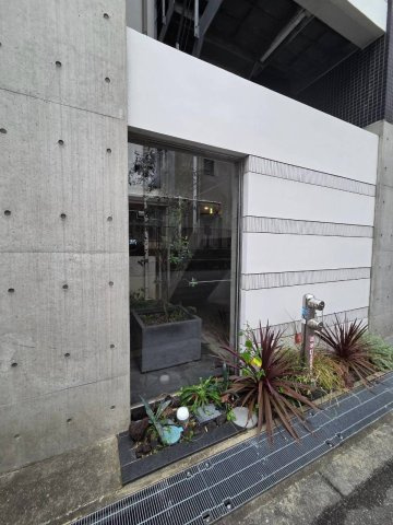 大阪市西区南堀江３丁目の賃貸マンションのエントランス