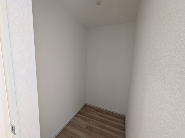 下妻市長塚　5期　新築戸建て　2号棟の収納|大容量のウォークインクローゼット。衣類はもちろん、スーツケースや季節の家電もまとめて収納でき、居室空間をすっきりと保ちます。