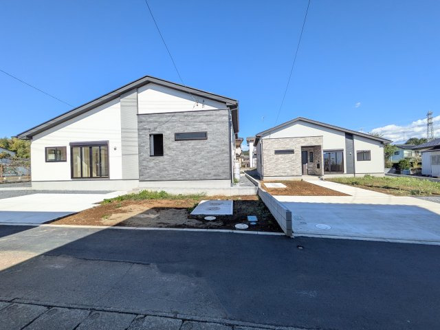 下妻市長塚　5期　新築戸建て　2号棟の外観|現地完成済で建物や駐車場、お庭も全てご覧いただけます。
陽当たりや敷地の広さをご確認できます！
本日のご見学も可能です♪
お気軽にお電話またはお問い合わせください。