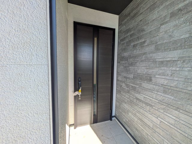 下妻市長塚　5期　新築戸建て　2号棟の玄関|お洒落な玄関ドアと洗練された外壁デザイン。家の顔にふさわしい上質な佇まいで、ご家族やお客様を迎えます。
