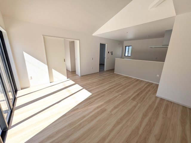 下妻市長塚　5期　新築戸建て　2号棟の居間・リビング|居心地の良いデザインと機能性を両立。ご友人を招いたり、趣味を楽しんだり、様々なシーンで活躍する団らんの中心地です。