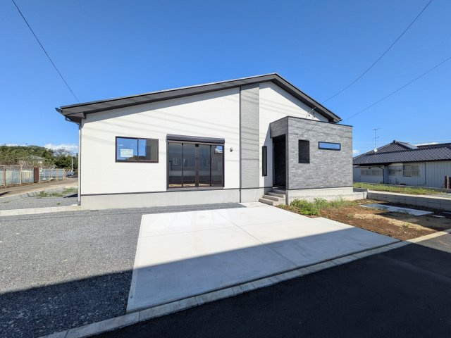 下妻市長塚　5期　新築戸建て　2号棟の外観|【月々6万円台〜】
写真だけでは伝わらない快適さを、ぜひ現地で体感しませんか？
即日見学可能です！平日のご案内も可能です♪
お気軽にお問合せください！
