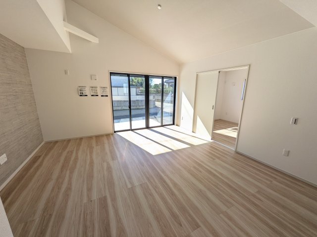 下妻市長塚　5期　新築戸建て　2号棟の居間・リビング|家族の会話が自然と弾む、広々としたゆとりのLDK。南向きの窓からたっぷりの光が射し込む明るく快適な空間です。