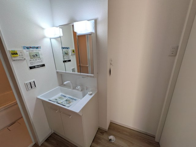 下妻市長塚　5期　新築戸建て　2号棟の独立洗面台|三面鏡の洗面化粧台はミラー扉の内側がすべて収納スペースになっており、収納力も魅力的です♪
ボックスティッシュも収納可能で、可変トレイは収納物に応じて高さ調整ができます！
取り外して洗えるので清潔です♪