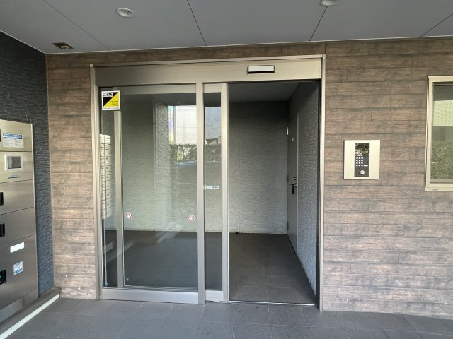府中市多磨町１丁目の賃貸マンションのエントランス