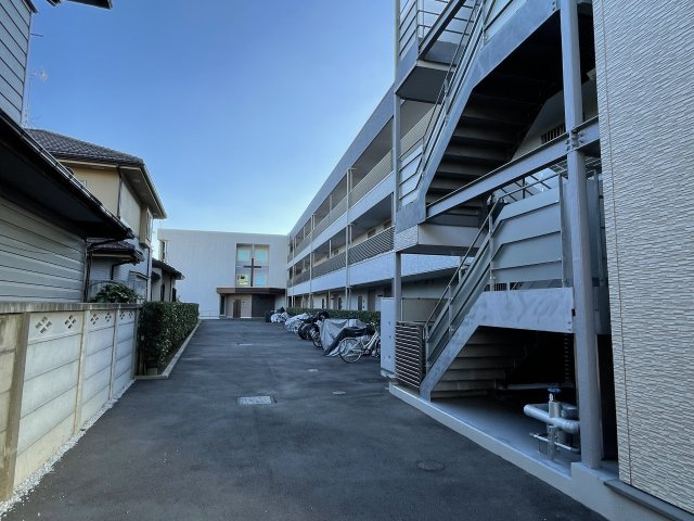 府中市多磨町１丁目の賃貸マンションの駐車場