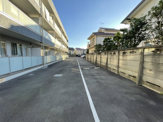 府中市多磨町１丁目の賃貸マンションの駐車場