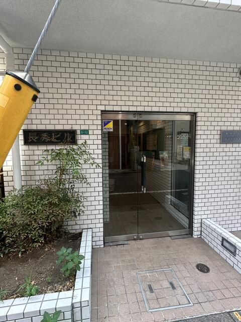 長秀ビルのエントランス