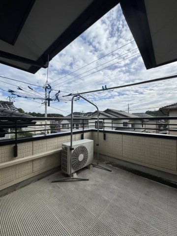 「リビングに畳コーナー」高知市潮見台1丁目　中古一戸建てのバルコニー|お洗濯ものがたっぷり干せる広々バルコニー♪