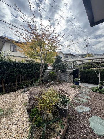 「リビングに畳コーナー」高知市潮見台1丁目　中古一戸建ての庭|庭の植物で四季の移ろいを楽しむこともできます♪