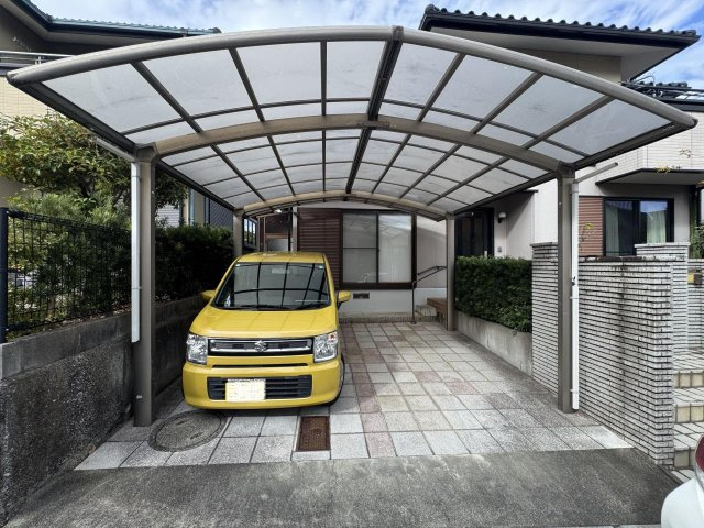 「リビングに畳コーナー」高知市潮見台1丁目　中古一戸建ての駐車場|駐車場は雨の日でも安心のカーポート付き♪