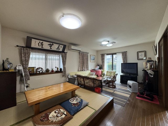 「リビングに畳コーナー」高知市潮見台1丁目　中古一戸建ての居間・リビング|畳コーナーのあるゆったりリビングは、くつろぎのスペースとして♪