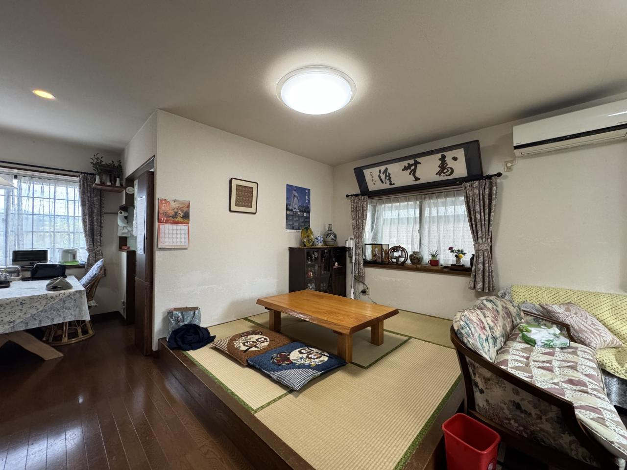 「リビングに畳コーナー」高知市潮見台1丁目　中古一戸建ての居間・リビング|一段上がった畳コーナーは、活用の幅が広がります♪
