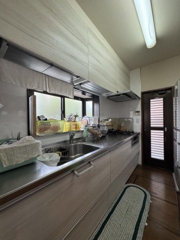 「リビングに畳コーナー」高知市潮見台1丁目　中古一戸建てのキッチン|作業スペースの豊富なキッチン☆便利な勝手口つきです♪