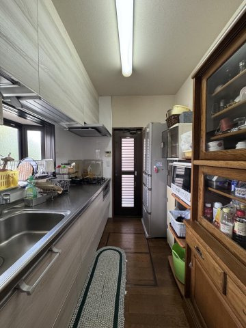 「リビングに畳コーナー」高知市潮見台1丁目　中古一戸建てのキッチン|作業に集中できる独立型キッチン◎窓からの光で手元を明るく照らします♪