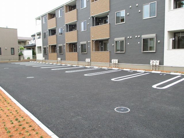 イセソラージュ Dの駐車場
