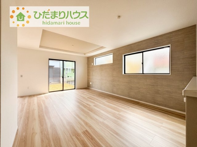 【居間・リビング】 | 土浦市小松9期　新築戸建 | 対面キッチンから家族の顔が見えるリビング。木目のアクセント壁に日差しが差し込む明るい空間です♪