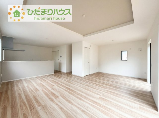 【居間・リビング】 | 土浦市小松9期　新築戸建 | 南向きのリビングではぽかぽかの日差しが感じられます☆彡