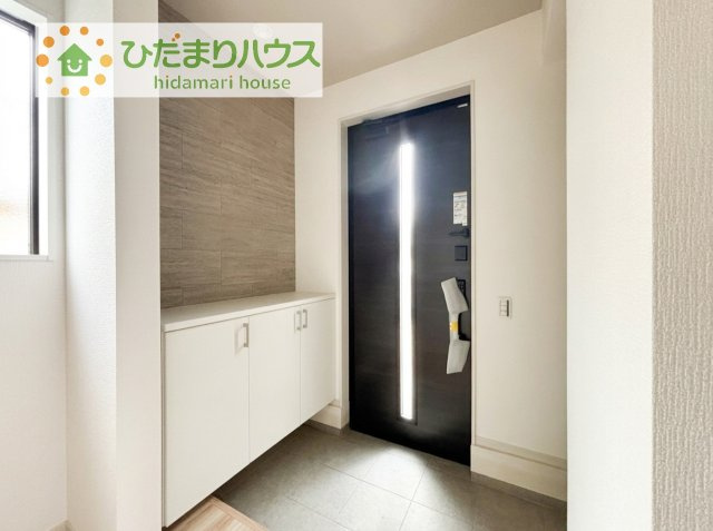 【玄関】 | 土浦市小松9期　新築戸建 | 毎日「行ってきます」「ただいま」をいう玄関は明るく光が差し込みます♪