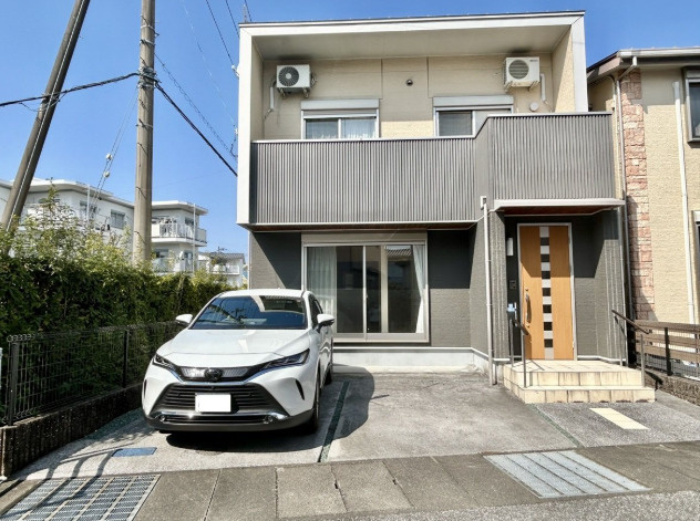 「南面道路で陽当り良好」高知市鴨部2丁目　中古一戸建ての外観|並列駐車2台OK！SUVなど大型車もゆったり停められる広々スペース！夫婦それぞれのお車も安心です。