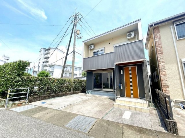 「南面道路で陽当り良好」高知市鴨部2丁目　中古一戸建ての前面道路含む現地写真|ゆとりの並列駐車場。お車2台＋自転車も置ける広々スペース！子育て世帯にもおすすめの住環境。