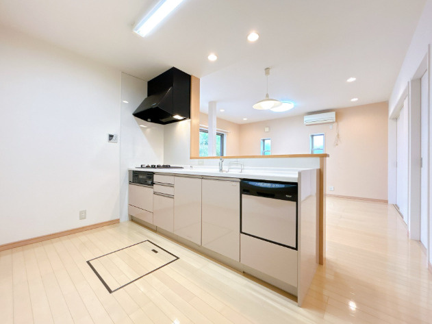 「南面道路で陽当り良好」高知市鴨部2丁目　中古一戸建てのキッチン|食洗機付きシステムキッチン！料理中も家族を見守れる対面式。背面に冷蔵庫やカップボードも配置可能♪