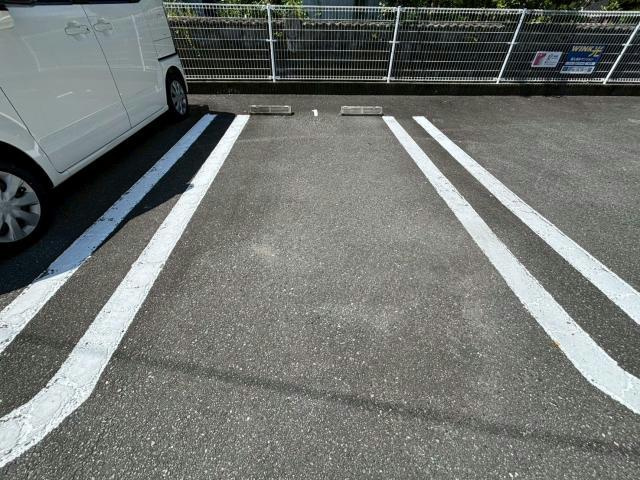 グランディアス　トシの駐車場