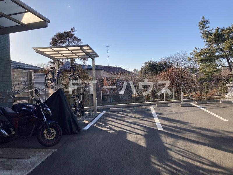LEO FIOREGALO 印内の駐車場
