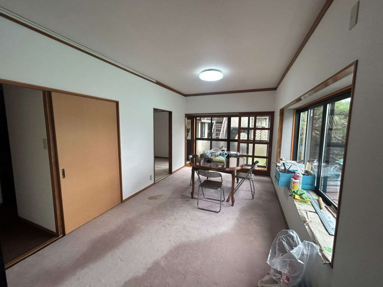 諏訪市大和２丁目中古住宅の洋室|温泉配管を利用した暖房設備（堀こたつ）がついています