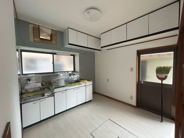 諏訪市大和２丁目中古住宅のキッチン|所有者様にて床とクロスをリフォーム済です。