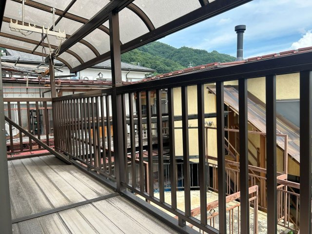 諏訪市大和２丁目中古住宅のその他|ベランダの様子