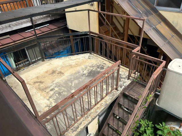 諏訪市大和２丁目中古住宅のその他|ベランダからみた浴室建物です。物干し等に利用できそうです。