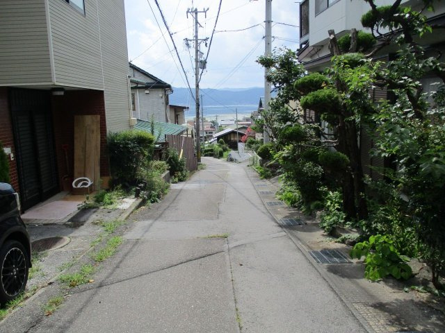 諏訪市大和２丁目中古住宅の前面道路含む現地写真