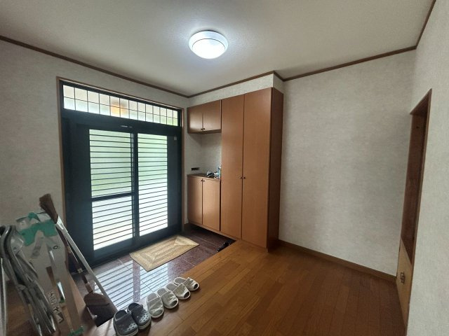 諏訪市大和２丁目中古住宅の玄関