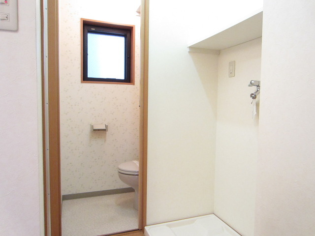 サフラワー王子の設備|キッチンから撮りました☆洗濯機置場とトイレがみえます☆