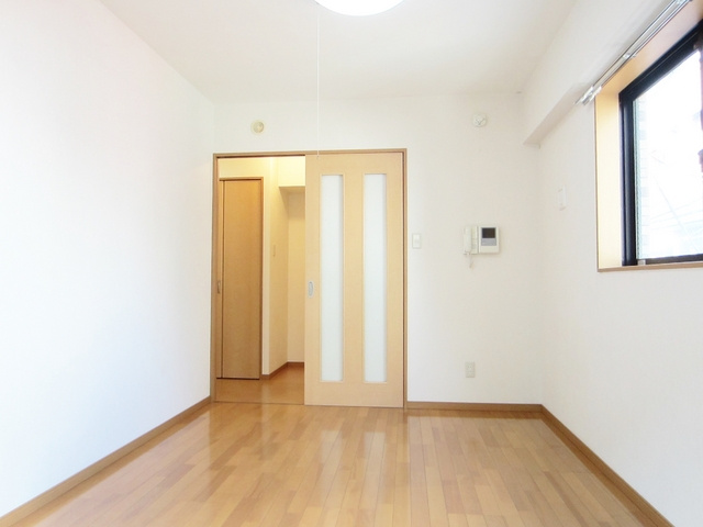 サフラワー王子の洋室|2面採光のお部屋です☆