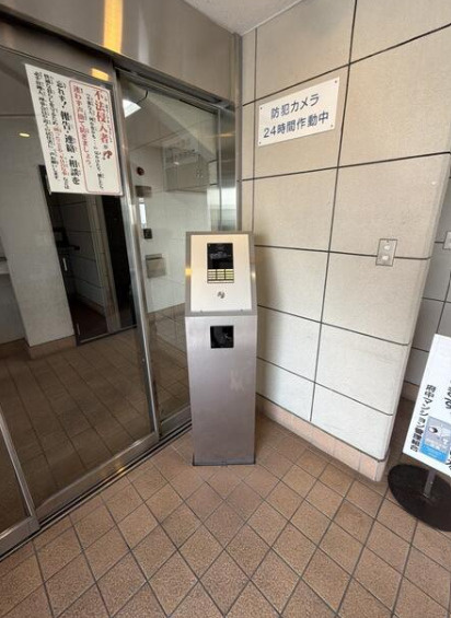 府中市緑町２丁目の賃貸マンションのエントランス