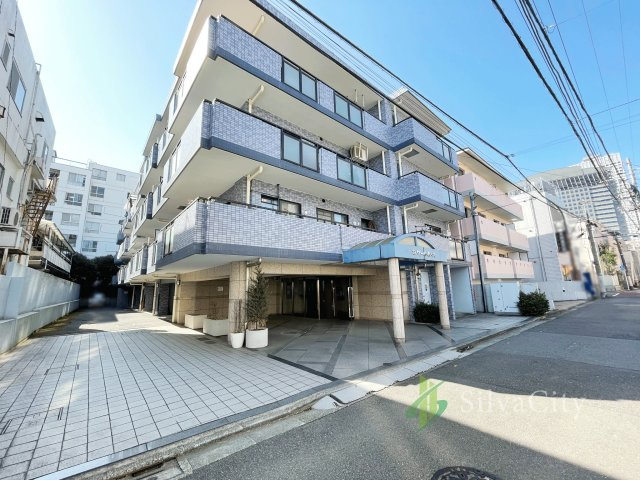 セザール代々木の外観|落ち着いたブルー系のタイル貼りが印象的なマンション。整然とした外観デザインとゆとりあるエントランスアプローチが、住まう方や訪れる方を心地よく迎えてくれます。